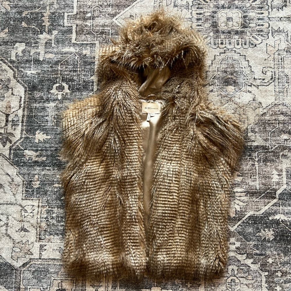 BCBGeneration Faux Fur Hooded Vest Size M/L Excellent‎ Condition!